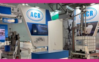 Stand de ACR Parma en la feria Ipack-Ima 2025, con maquinaria de envasado y sistemas de llenado industrial.